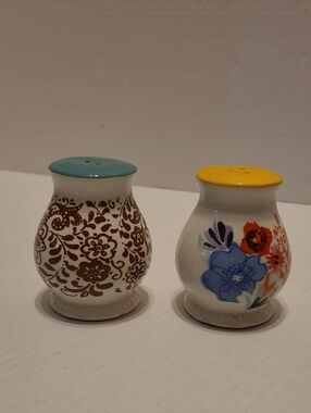 Pioneer WOMEN  Salt and Pepper Shakers - Blue & Yellow Tops